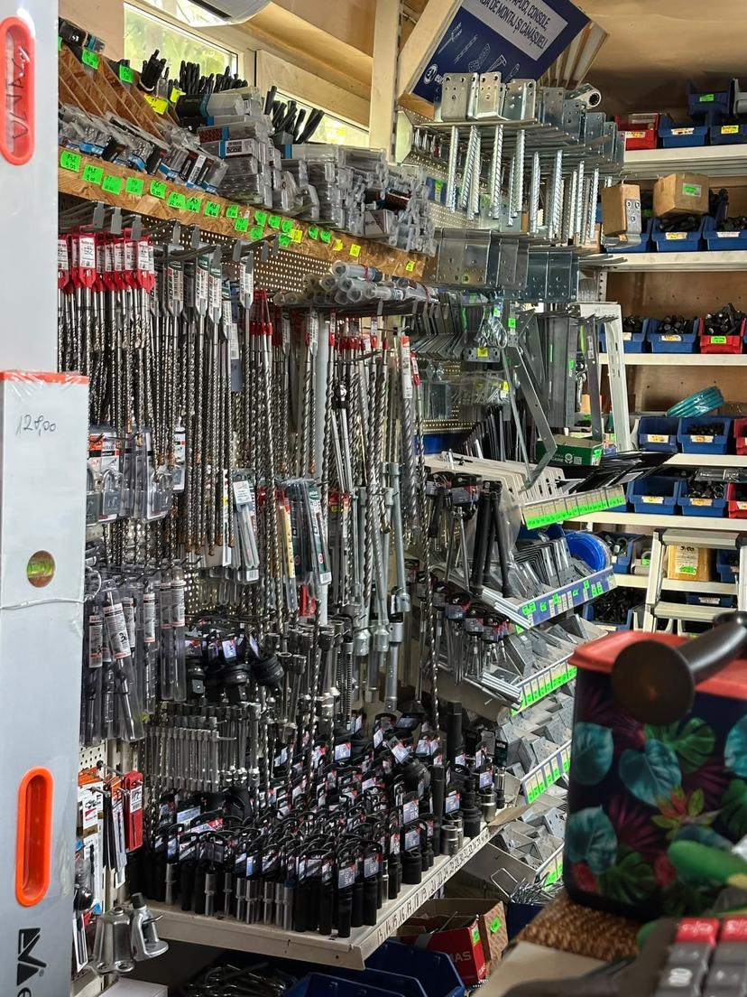 Burghie, chei tubulare și coltare metalice în magazinul din Beiuș