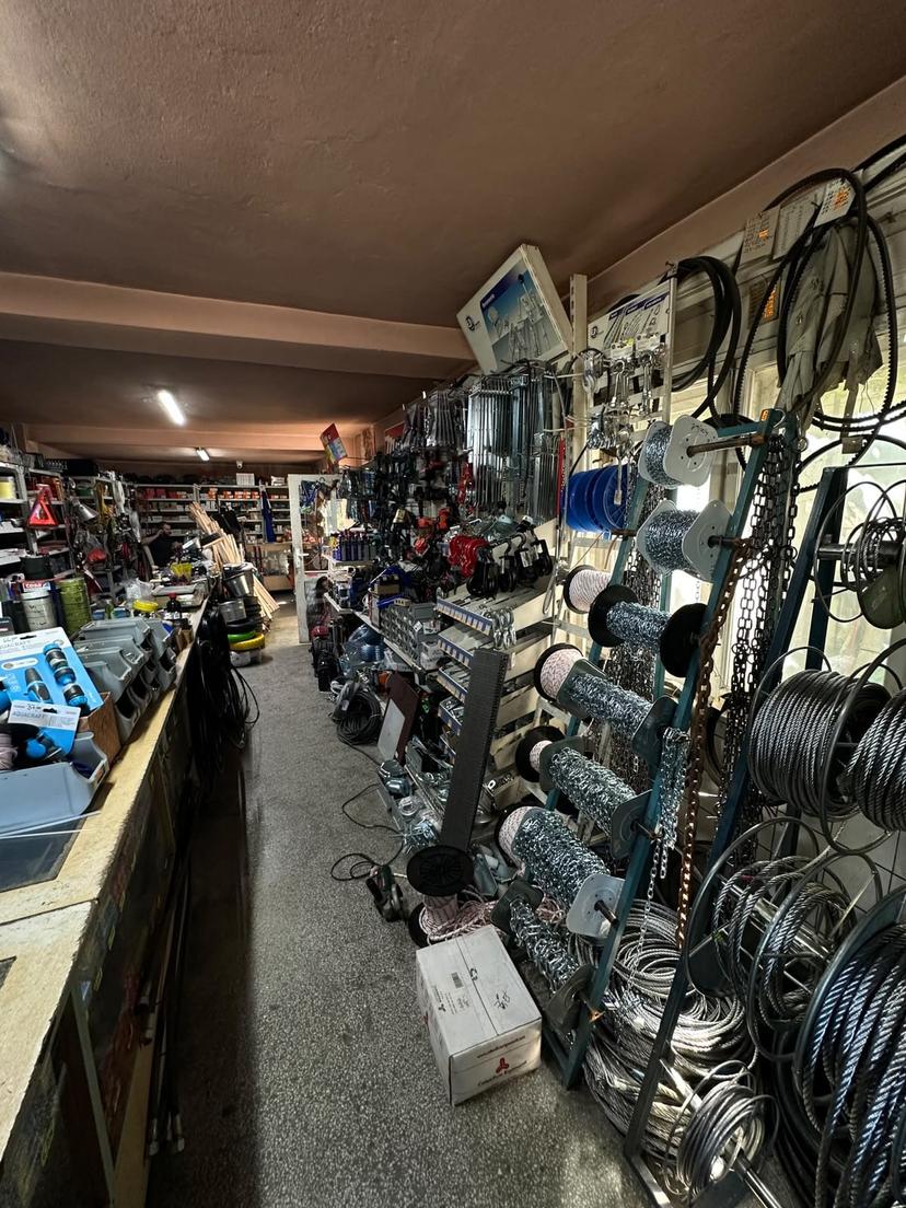 Culoar cu lanțuri, cabluri și accesorii de fixare în magazinul din Beiuș