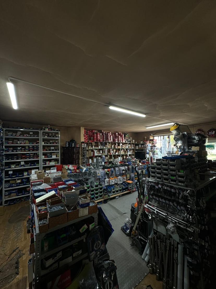 Sala de vânzare a magazinului Șuruburi Ulvas din Beiuș