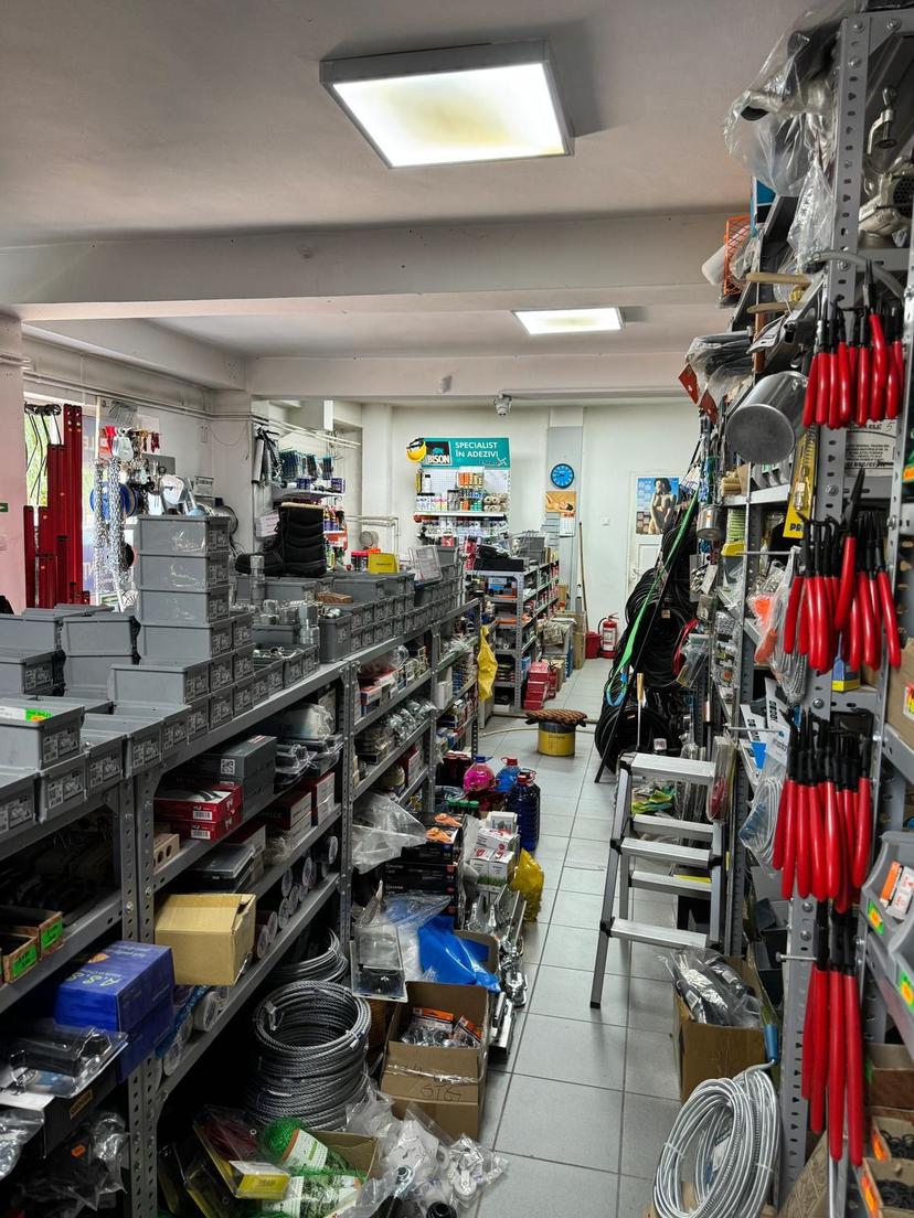 Culoar cu rafturi de piese și feronerie în magazinul din Ștei