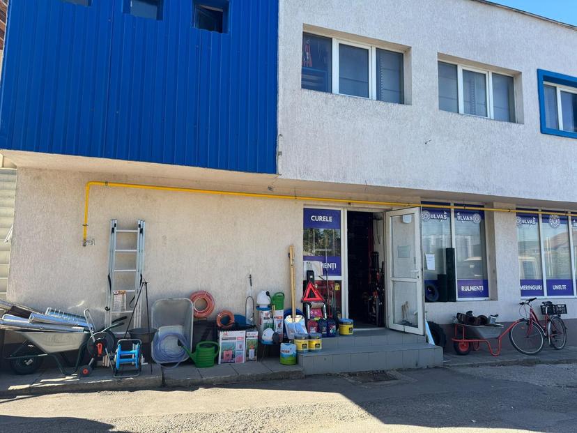 Intrarea în magazinul Șuruburi Ulvas din Ștei