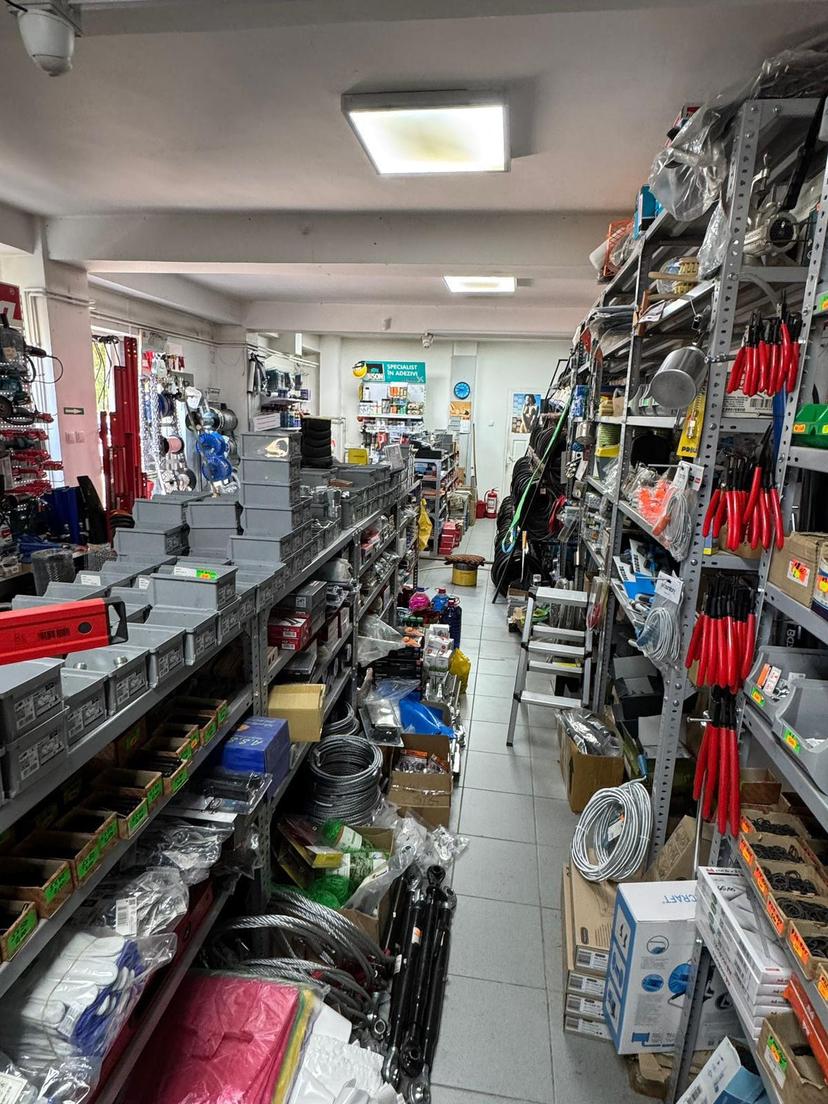 Rafturi cu scule și accesorii în magazinul din Ștei